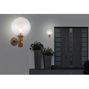 Globo Außenleuchte Ossy mit Bewegungsmelder, Holzoptik, an Hauswand montiert.