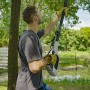 Mann benutzt Litheli Akku-Hochentaster zum Baumschnitt. Akku-Kettensäge für hohe Äste.