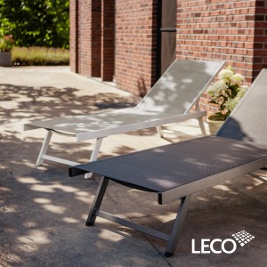 Zwei Leco Sonnenliegen Elina in Anthrazit und Grau. Verstellbare Outdoorliegen für Garten und Terrasse.