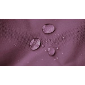 Detailaufnahme des wasserabweisenden Bezugs vom auberginefarbenen Sitting Point Sessel Scuba mit Wassertropfen.