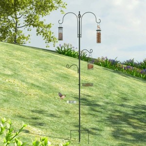 Schwarze PawHut Vogel Futterstation aus Metall mit 4 Haken und Futterbehältern im Garten. Ideal als Vogelfutterspender.