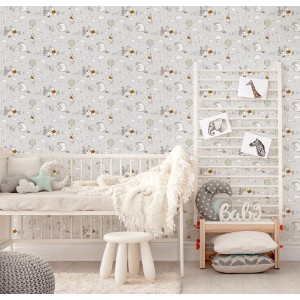 Kinderzimmer mit grauer Winnie Pooh Papiertapete mit Figuren und Ballons.