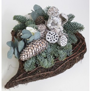 Grabgesteck Rebenherz braun mit Engel, Eukalyptus, Nobilistanne und Konifere, ca. 30 cm.