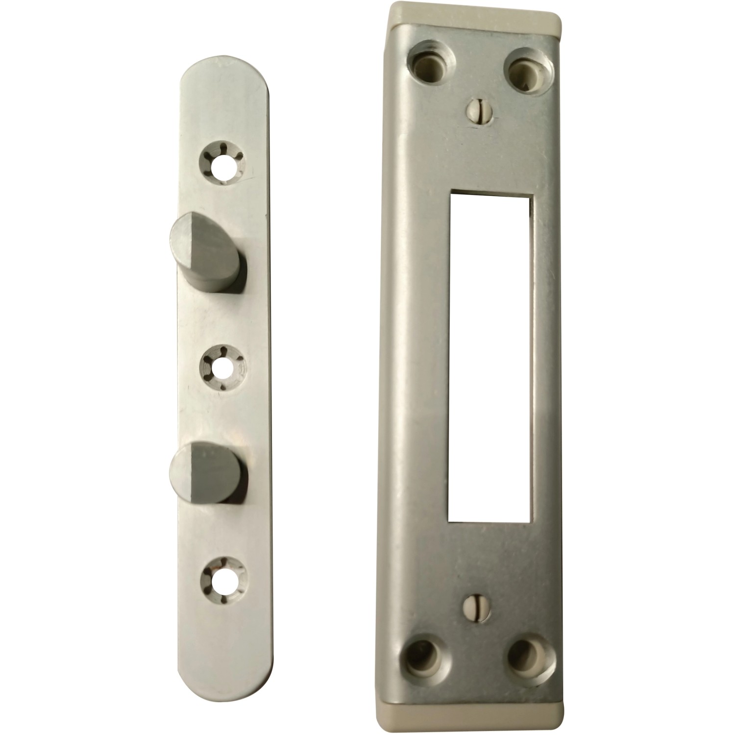 Detailaufnahme: Schließblech und Aufhebelsicherung für Nebeneingangstür, silberfarben.