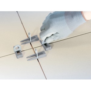 LUX Nivellierhilfe Clips 1,5 mm im Einsatz: Fliesen verlegen mit Nivelliersystem für gleichmäßige Fugen.