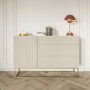 Modernes Selsey Sideboard Veldio 140 cm, greige, geriffelte Fronten, goldene Beine, im Wohnzimmer.