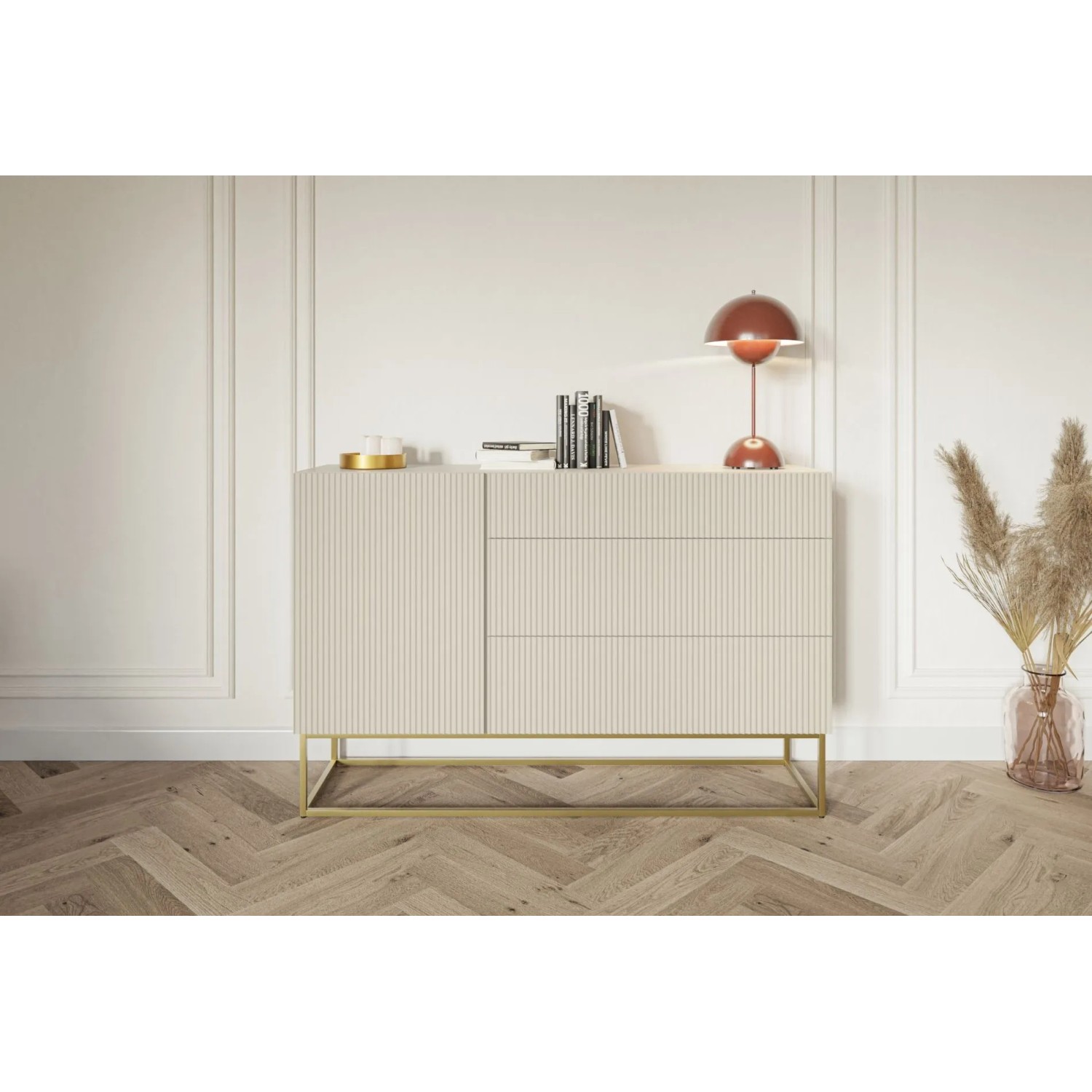 Modernes Selsey Sideboard Veldio 140 cm, greige, geriffelte Fronten, goldene Beine, im Wohnzimmer.