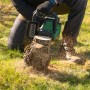 Bosch Akku-Kettensäge PKE18V-30-28 im Einsatz beim Sägen eines Baumstamms.