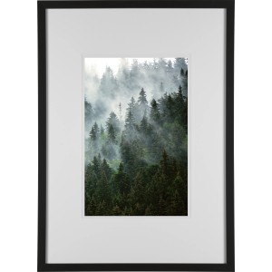 Schwarzer Bilderrahmen MDF 70x100 cm mit Passepartout und Waldmotiv.