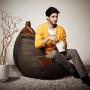 Brauner Sitting Point Sitzsack Jamie (220 l) mit Mann beim Essen, ideal zum Relaxen.