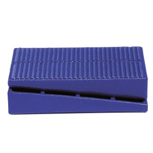 LUX Kunststoff Keile Classic, blaue Verlegekeile mit geriffelter Oberfläche für Maurer- und Fliesenarbeiten.