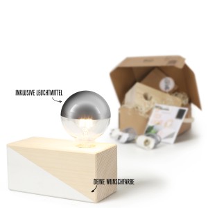 DIY Tischleuchte von CREATE! by OBI mit silber verspiegelter Glühbirne und Holzwürfel-Sockel.