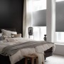 Schöner Wohnen Thermo-Wabenplissee Sina, 90x130 cm, grau, im Schlafzimmer mit Bett und Hocker.