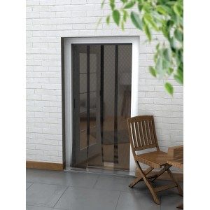 Anthrazit Lamellenvorhang 95x220 cm als Insektenschutz vor einer Terrassentür.