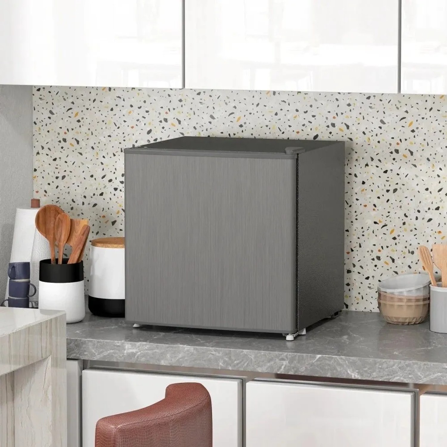 Grauer HOMCOM Mini-Gefrierschrank 35 L auf Küchenarbeitsplatte. Kompakte freistehende Gefrierbox.