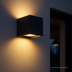 Anthrazitfarbene e2 elektro Außenwandleuchte Big Qube mit Lichtaustritt nach oben und unten.