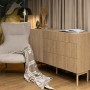 Selsey Sideboard Nolie aus geölter Eiche mit einer Tür, drei Schubladen und Holzbeinen in modernem Wohnzimmer.