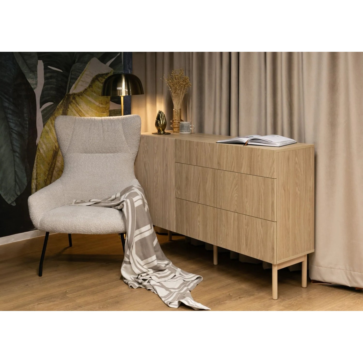Selsey Sideboard Nolie aus geölter Eiche mit einer Tür, drei Schubladen und Holzbeinen in modernem Wohnzimmer.