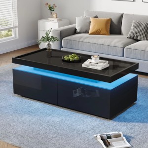 Schwarzer Hochglanz Couchtisch mit blauer LED-Beleuchtung, zwei Schubladen und Tablett-Tischplatte im Wohnzimmer.