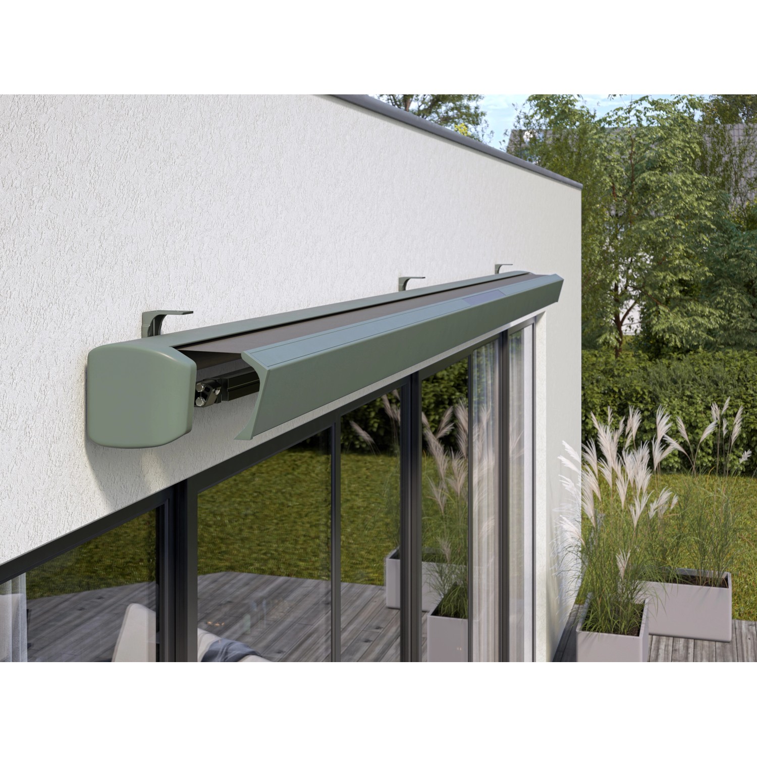 Anthrazit Halbkassettenmarkise Maraca 4x2,5m mit Solarpanel am Haus montiert.