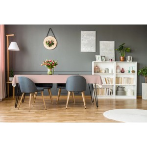 Esstisch mit pfirsichfarbener d-c-fix Tischdecke (Ø 140 cm).