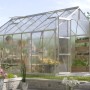 Vitavia Gewächshaus Jupiter 11500 aus Aluminium, 11,5 m² mit Pflanzen und Gartenzubehör.