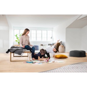 DEVIcomfort 150T Fußbodenheizmatte unter Holzboden. Familie im warmen Wohnzimmer. Heizsystem für angenehme Fußbodentemperierung.