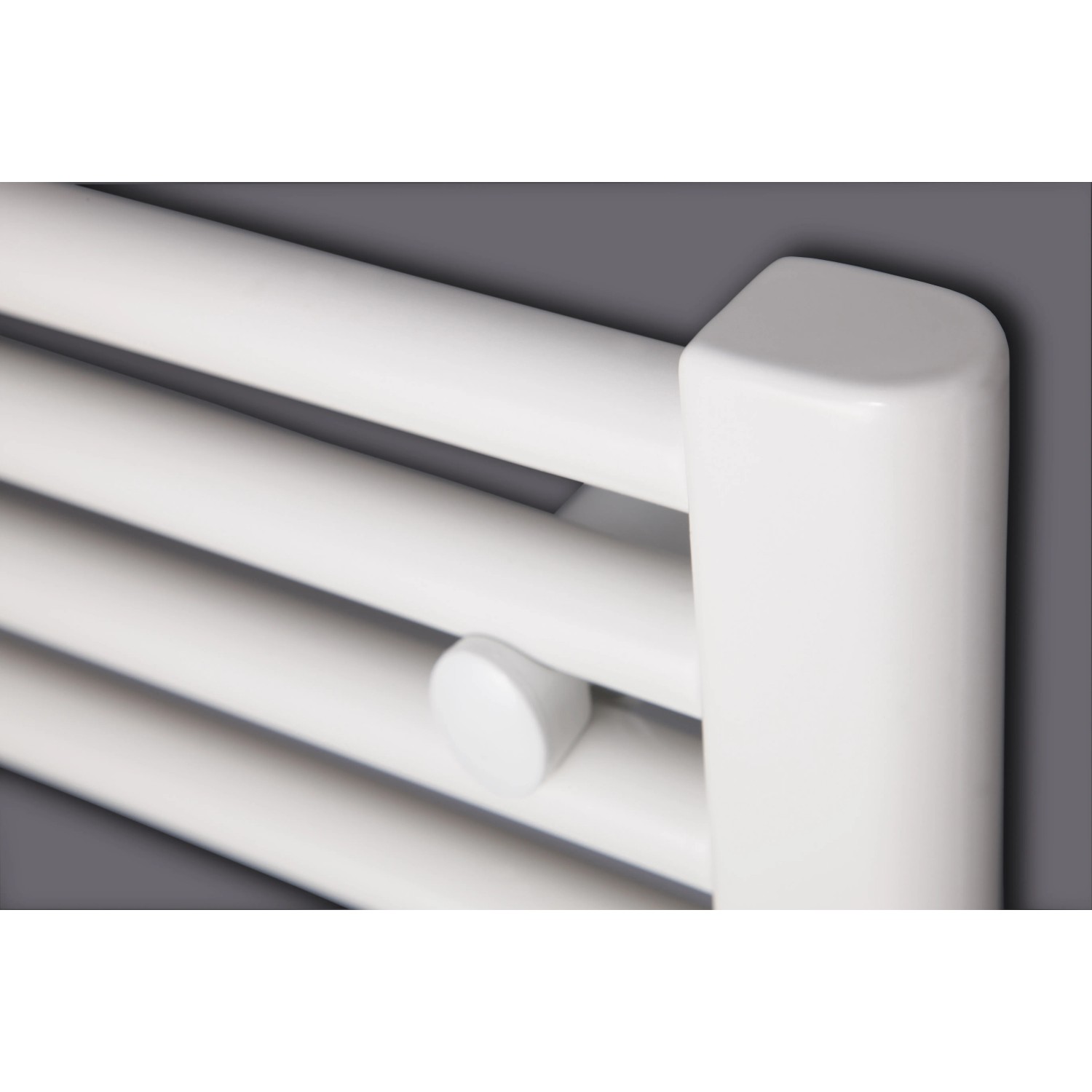 Detailansicht: Weißer Ximax Badheizkörper Alpha-C mit Mittenanschluss.