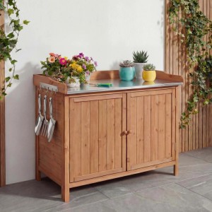 Brauner MCW Gartenschrank mit Zink-Arbeitsplatte, 86x104x52cm, mit Haken und Gartengeräten.