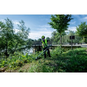 Mann arbeitet mit Metabo Akku-Multifunktionsantrieb MA 36-18 LTX BL Quick im Garten.