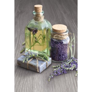 d-c-fix Klebefolie Sheffiled Oak Perlgrau, Holzoptik mit Deko-Elementen wie Seife und Lavendel.