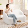 Cremeweißes HOMCOM 2-Sitzer Sofa mit geschwungenem Design im Wohnzimmer. Frau entspannt auf der gemütlichen Couch.