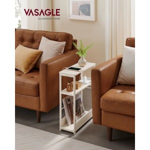 Schmaler, weißer Songmics Nachttisch Barnet-old mit Ladefunktion neben Sofa.
