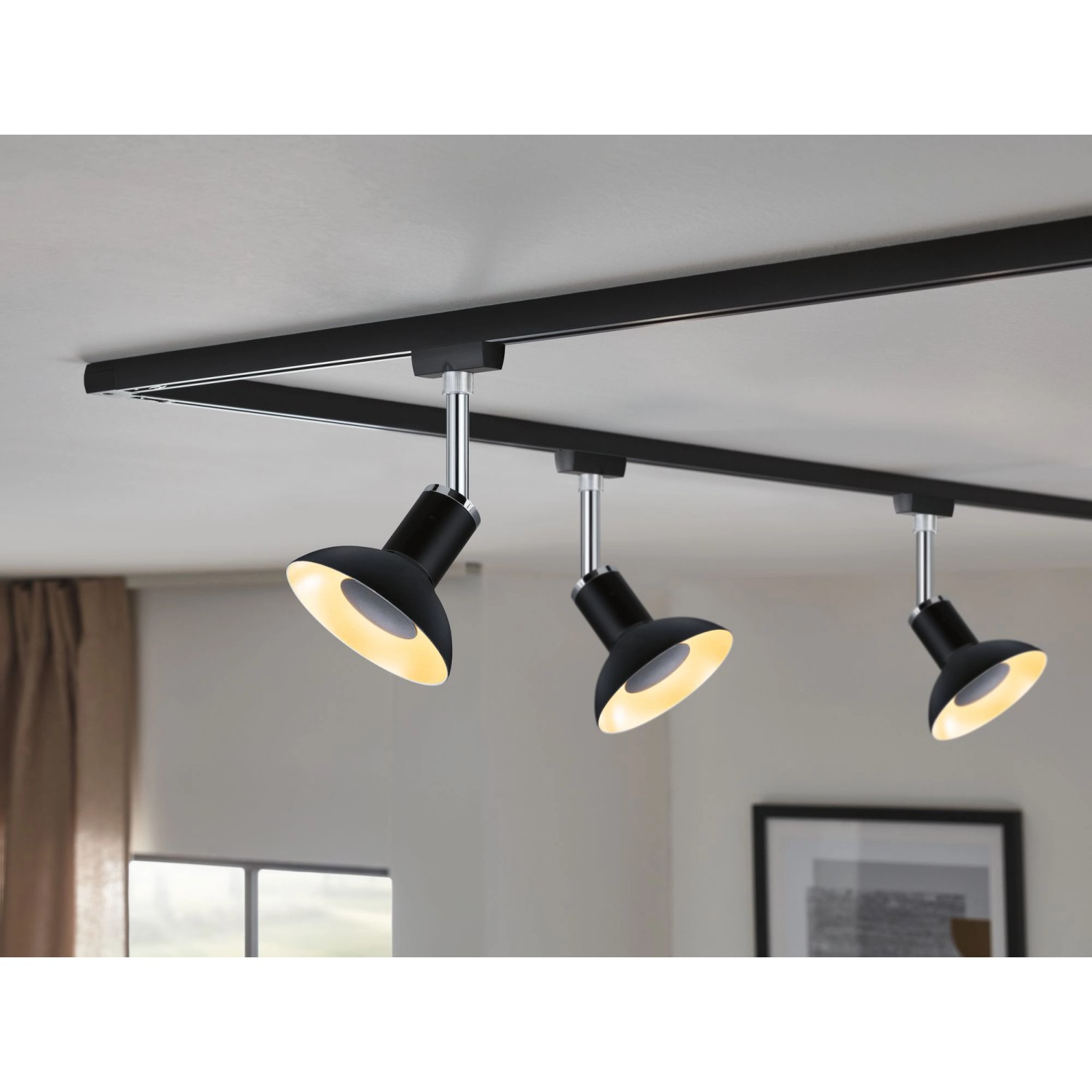 Paulmann GU10 LED-Leuchtmittel, 4,9W, warmweiß, an schwarzer Schiene mit drei Strahlern.