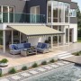 Beige-grüne Wismar Teilhülsenmarkise (250x150 cm) am Haus mit Sitzgruppe auf der Terrasse.