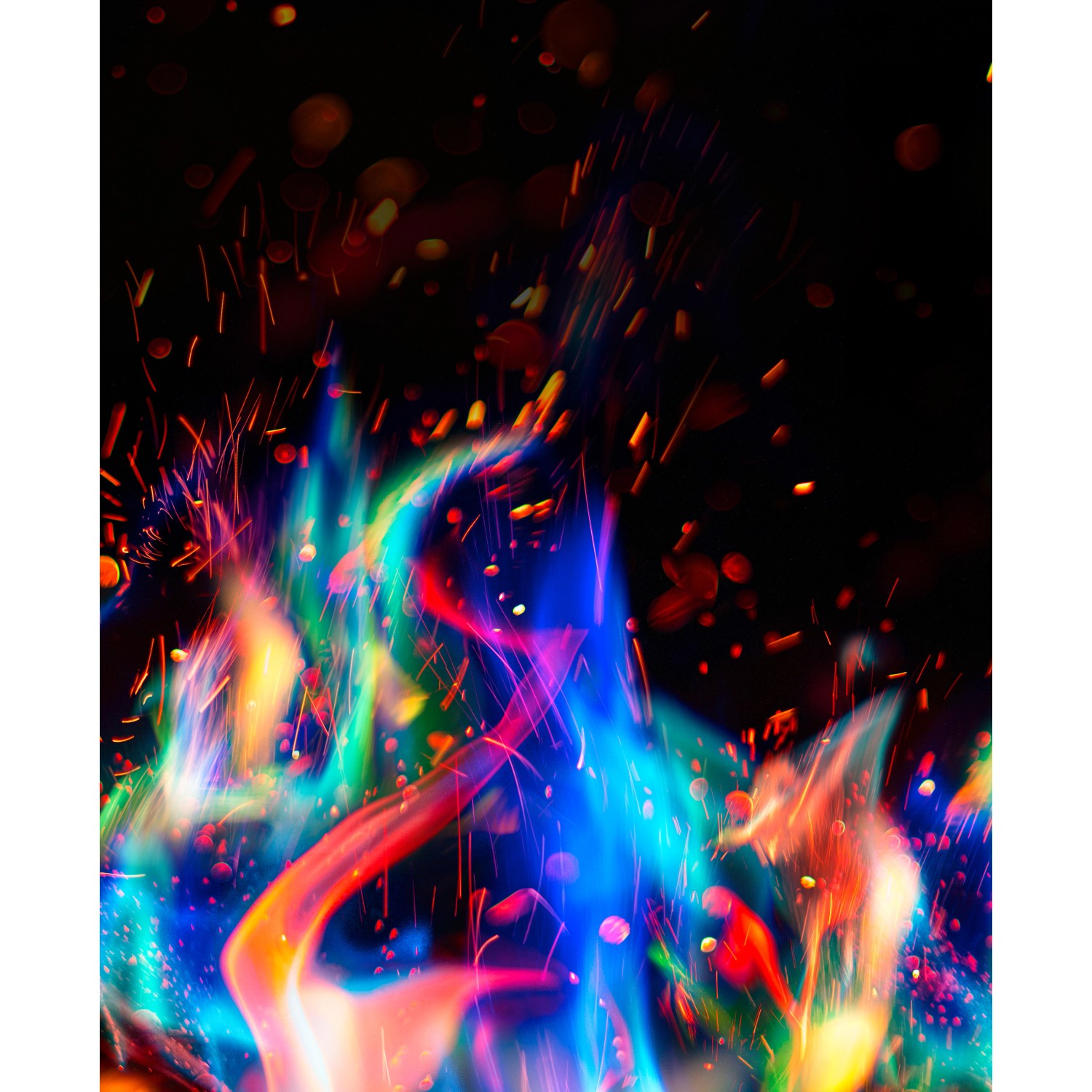 Farbenfrohes Feuer mit Feuerfarbe: Rot, Orange, Gelb, Grün, Blau und Lila.