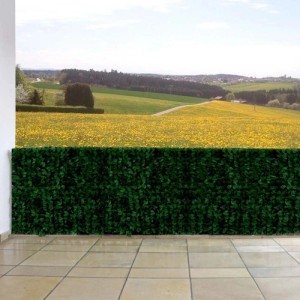 Balkonsichtschutz mit grünen Blättern, 300x150 cm, als Dekoration auf Balkon oder Terrasse.