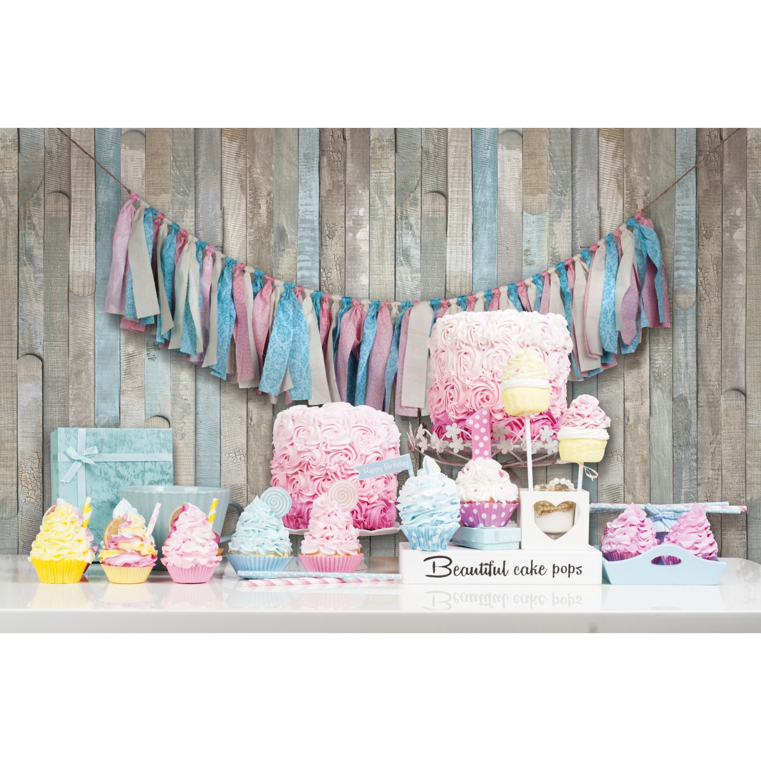 Dekorative d-c-fix Klebefolie Rio Ocean mit Pastellfarben und Cupcake-Motiven für DIY-Projekte.