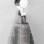 Glänzender Wenko Wandhaken Blandas aus Edelstahl mit Handtuch. Rostfreier Handtuchhalter zur Wandmontage.
