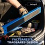 Blauer, zusammengeklappter HOMCOM Sägebock mit Tragegriff wird in einen Kofferraum geladen. Ideal für Transport & Lagerung.