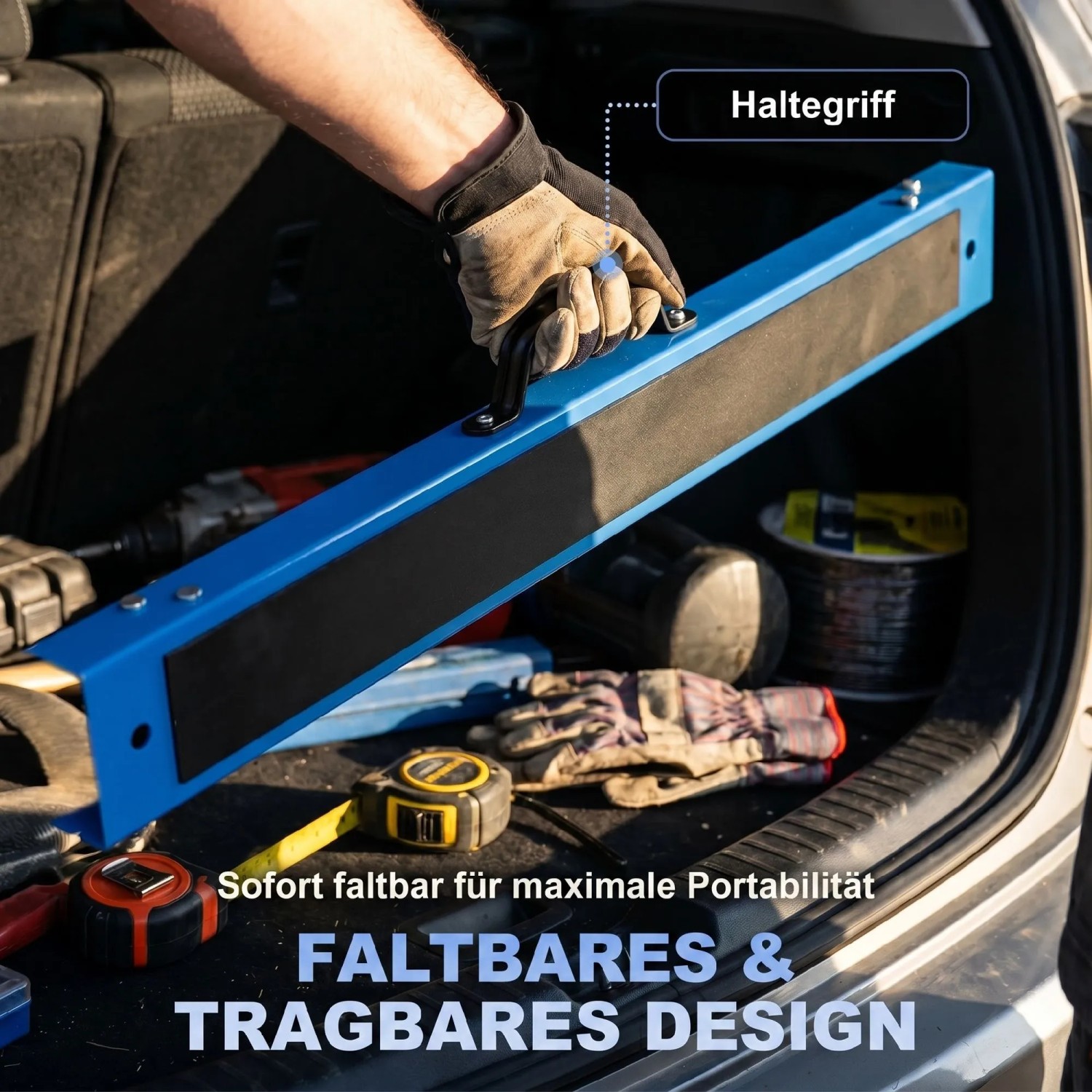 Blauer, zusammengeklappter HOMCOM Sägebock mit Tragegriff wird in einen Kofferraum geladen. Ideal für Transport & Lagerung.