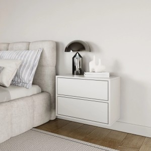 Weißer Selsey Framme Nachttisch, wandhängend, mit zwei grifflosen Schubladen neben einem Bett. Modernes Design.