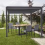 Best Terrassenüberdachung Cadiz mit Lamellendach und Gartenmöbeln im Garten.