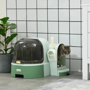 Grüne PawHut Katzentoilette mit grauem Deckel und Katze beim Verlassen. Inkl. Streuschaufel für einfache Reinigung.