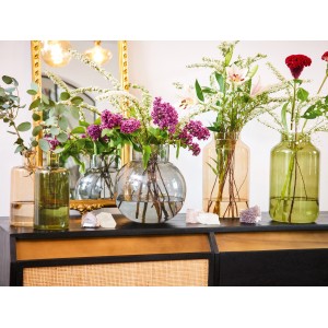 Dekorative graue Glasvase (25,5 cm) mit Blumen auf einem Sideboard. Vasen Kollektion.