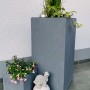 Grauer Pflanzwerk® Tower Pflanzkübel (50x23x23 cm) mit Bepflanzung und Deko.