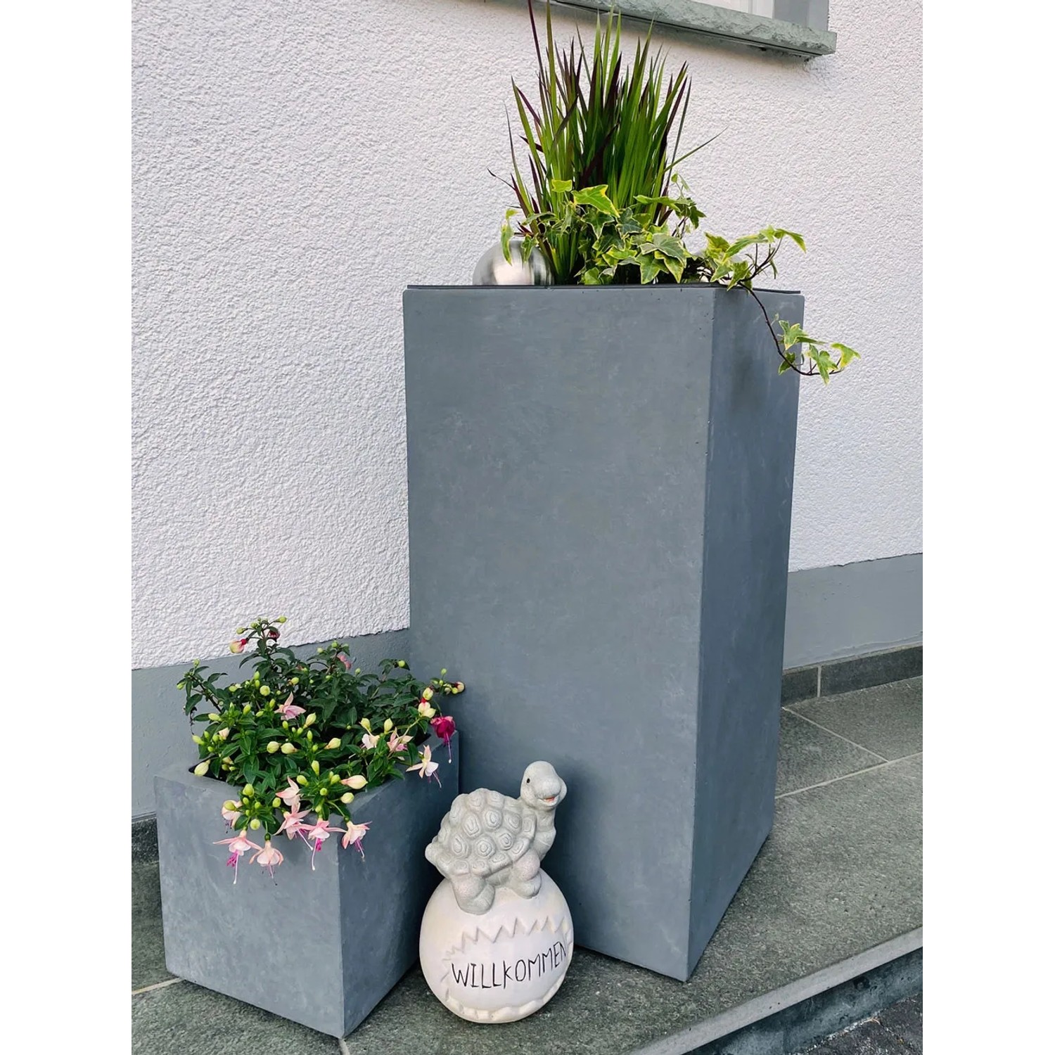 Grauer Pflanzwerk® Tower Pflanzkübel (50x23x23 cm) mit Bepflanzung und Deko.