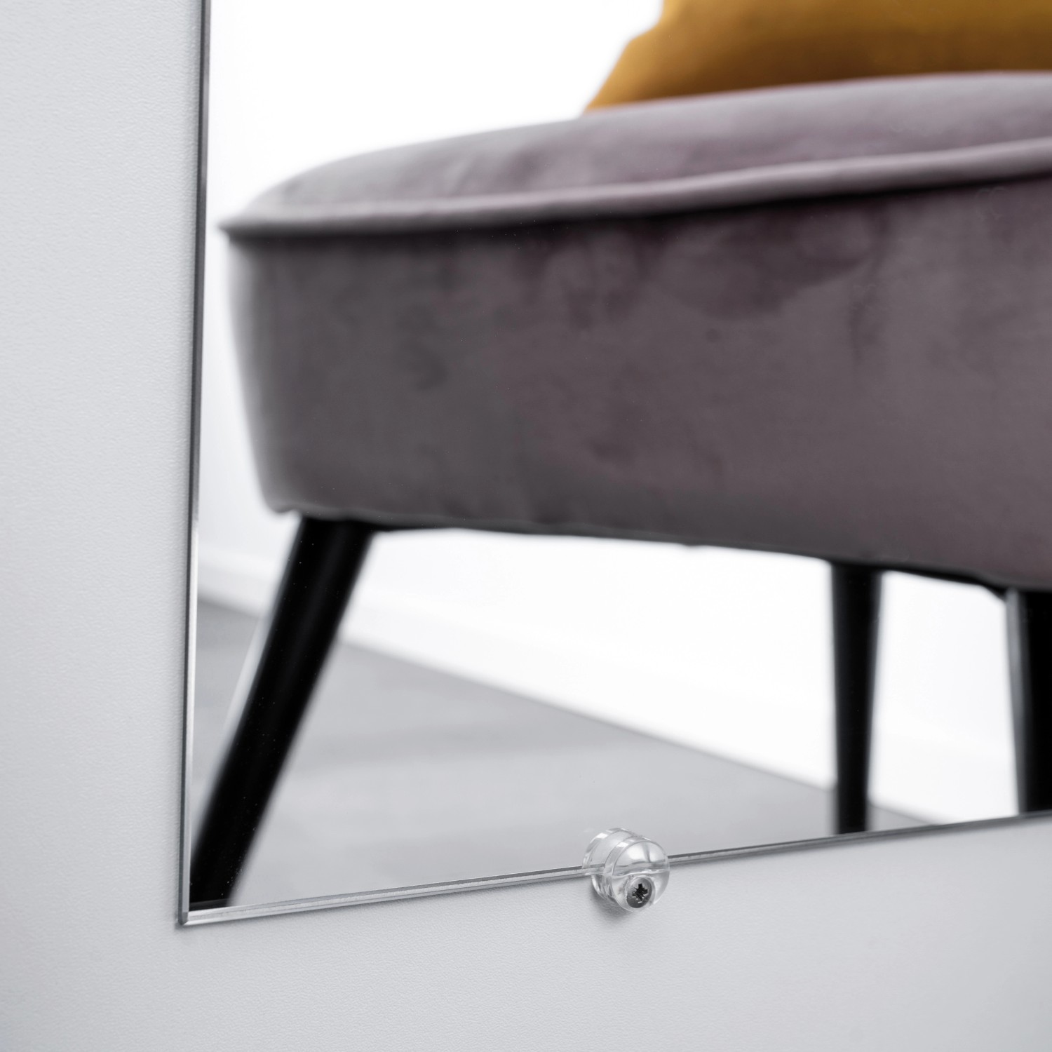 Detailaufnahme: Spiegel-Baupaket 200x70 cm mit Halterung, reflektiert einen Sessel.