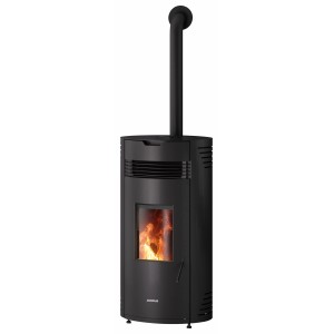 Schwarzer Justus Pelletofen Norta Stahl 8 kW mit Automatik und Flamme im Brennraum.