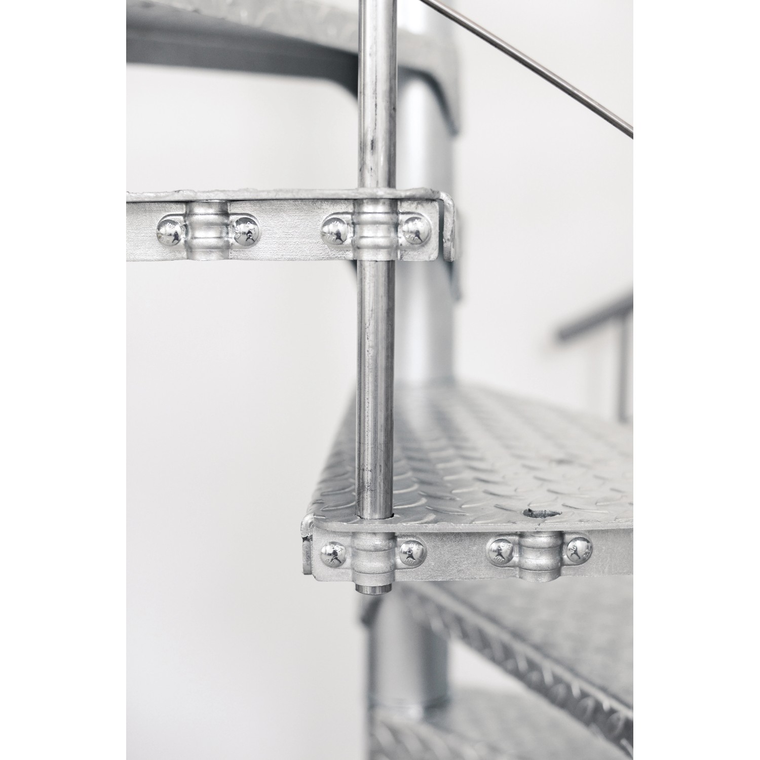 Detailaufnahme: Minka Außentreppe Spino Zink Smart, verzinkte Spindeltreppe mit Edelstahlgeländer.